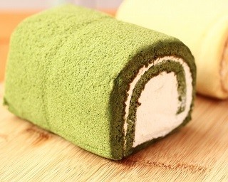 大人気の「はちみつロールケーキ」に宇治抹茶を混ぜこんだ贅沢な一本！