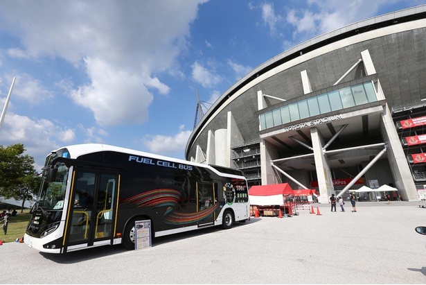 【写真】「グランパスSDGsアクション」でスタジアムに展示された、豊田市内などを走る燃料電池バス「トヨタ SORA」