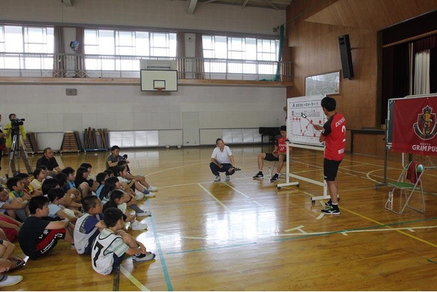 子供たちに、夢をかなえるまでの過程や努力について語る、米本拓司選手