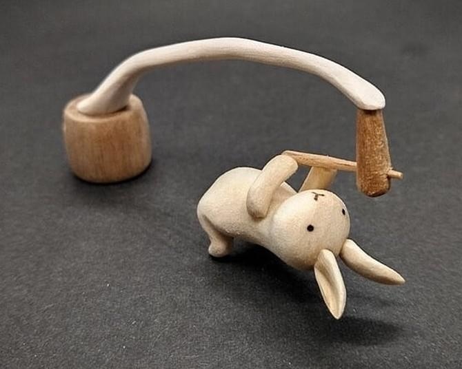 躍動感あふれる木製「餅つきウサギ」がかわいい！うにょーんと伸びるお餅も木工で表現