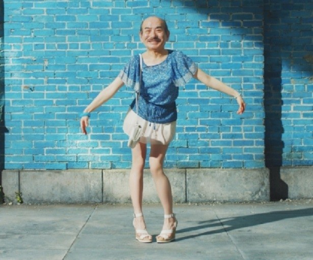 【写真を見る】「なぜか上だけおっさんガール」