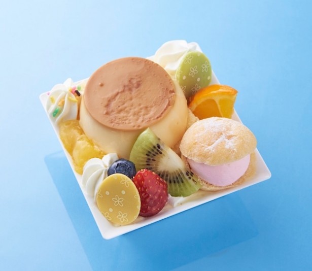 卵の風味豊かなプリンと優しい甘みの生クリーム、菓子素材のプチシュー、みずみずしいフルーツの味わいが口の中に広がる「イースターフルーツプリンアラモード」(298円)