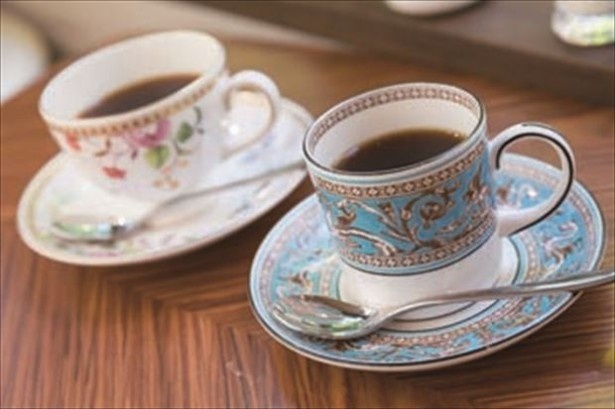 店内ではサービスで出される、いれたてのスペシャルティ ーコーヒーを飲みながら煎り上がりを待つ