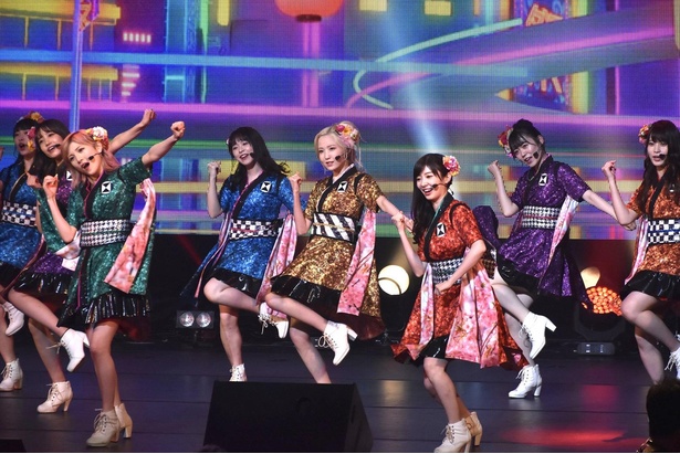 AKB48からは、本田仁美ら16名のメンバーが参加した