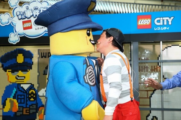 【写真を見る】レゴフィグの警察官と仲直りのキスシーンも