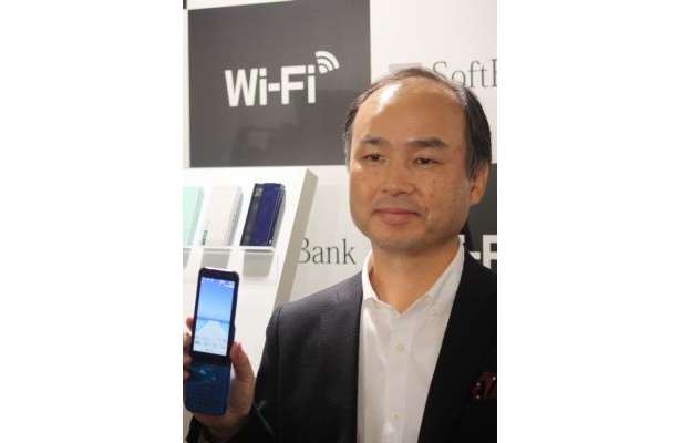 囲み取材に対応する孫正義さん