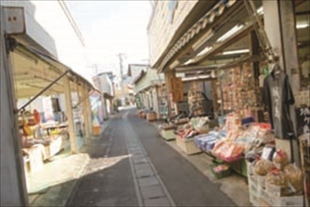みやげ物店や食堂が軒をつらねる通り
