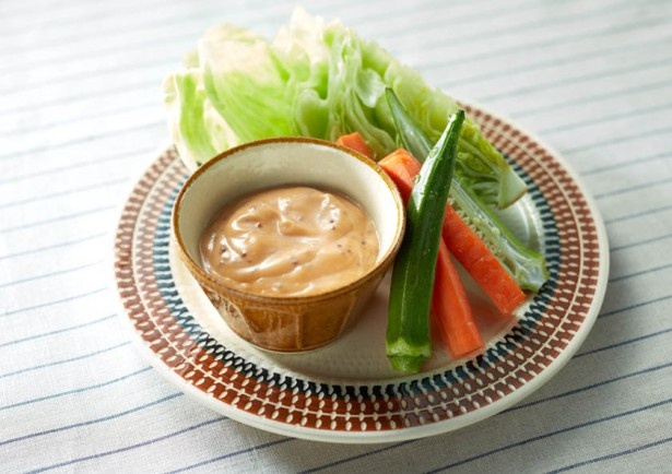 オリーブオイルと無調整豆乳、トマトケチャップなどで作る簡単マヨネーズ。一般的な市販のマヨネーズタイプ調味料よりもずっと減塩に