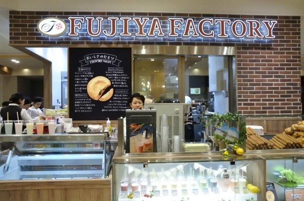 日本初となる不二家の「FUJITYA FACTORY」。店内で焼くお菓子を販売する