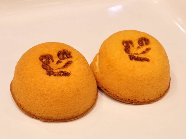 ペコちゃんのほっぺに、オリジナルのカントリーマァム入りのクリームをはさんだ、あべのキューズモール限定「なにわのほっぺ」