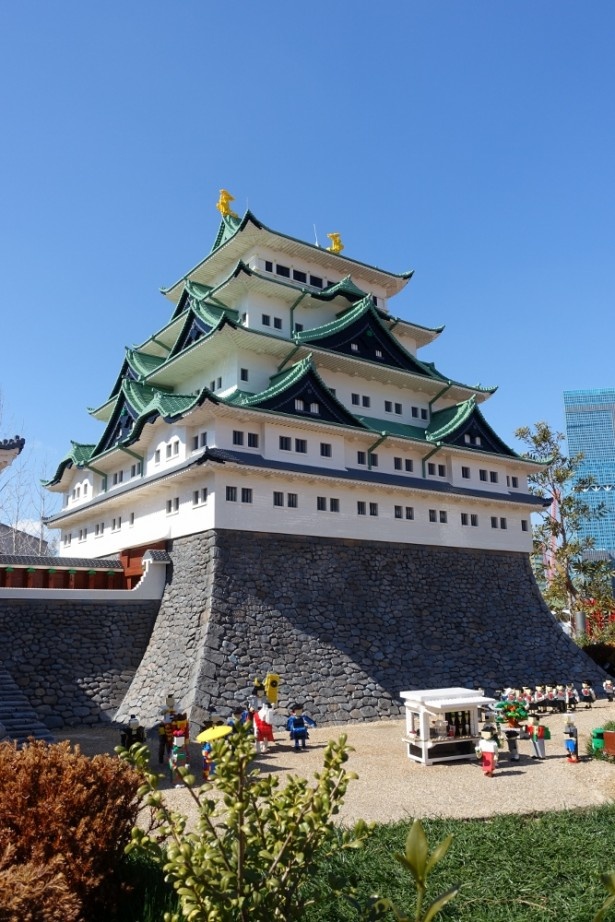 金のシャチホコや緑の銅瓦葺き屋根が再現された名古屋城