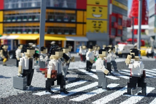東京・渋谷のスクランブル交差点には忙しそうなビジネスマンが