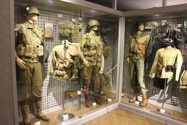 ミニタリーのプラ模型のほか、軍服やヘルメットなどのコレクションも展示