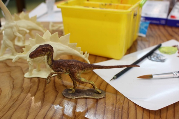 フィギュア塗装教室では、恐竜かネコバッジが選べる