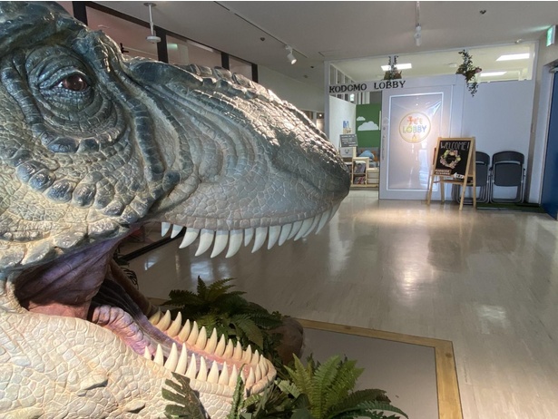 「子どもLOBBY」入口近くには、巨大な恐竜ヘッドが展示されている