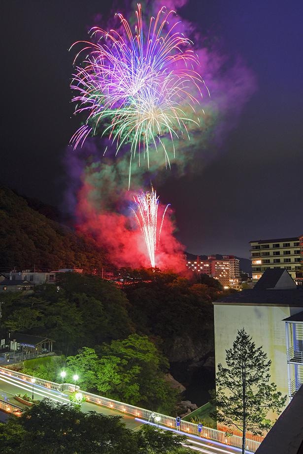7月〜12月の毎週土曜日、鬼怒川温泉の夜空に花火が打ち上がる