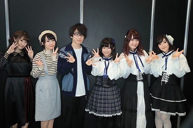 メインキャストが勢揃い! 左から日高里菜さん、伊藤かな恵さん、井上雄貴さん、大野柚布子さん、遠藤ゆりかさん、古賀葵さん