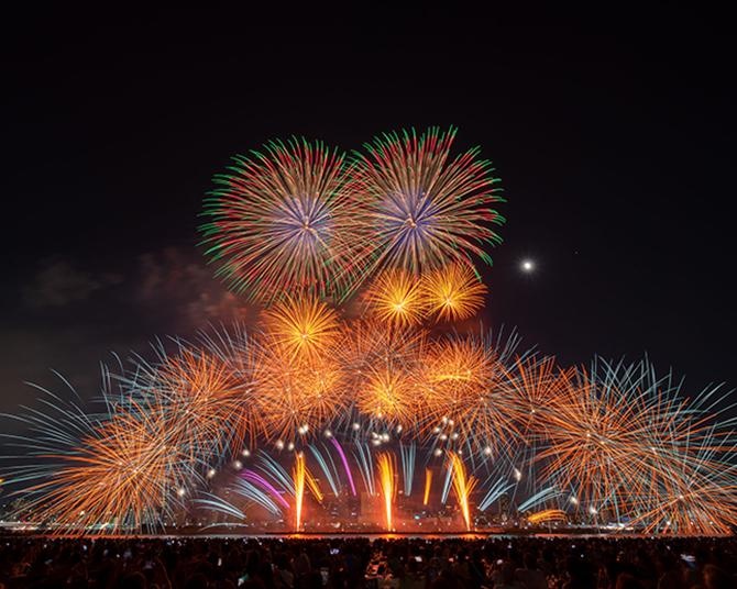 【これぞ絶景！花火写真特集】「なにわ淀川花火大会」のド迫力の打ち上げ20連打！