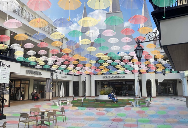 【写真】ジャズカサ2021新設のエリアは、芝生スペースでカラフルな傘を見上げることができる開放感ある空間に