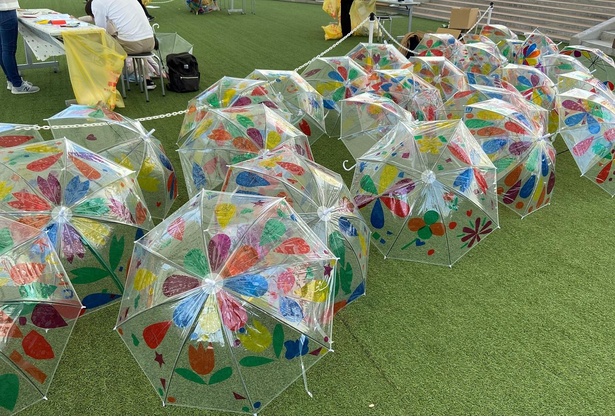 地域の子供たちと一体となって制作した「花」モチーフのカラフルな傘が館内を彩る