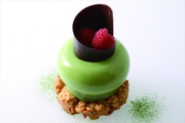 【写真を見る】同じくアンテノールより「NOUVELLE PÂTISSERIE esprit de KOBE(ヌーベル パティスリー)」の新商品3品が発売中。写真は「2つの宇治茶 カシスのムースを包んで」(843円)