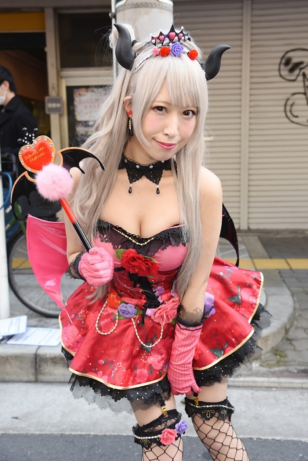 【写真を見る】「ラブライブ！」から「けものフレンズ」まで、人気アニメ＆ゲームのキャラに扮したコスプレ美女がずらり！