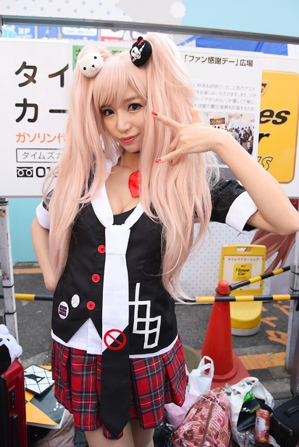 「ダンガンロンパ 希望の学園と絶望の高校生」の江ノ島盾子に扮する かえるちゃんさん