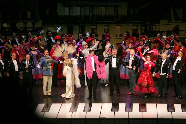 カーテンコール／大きな拍手の中で佐渡も舞台に上がり、ピンクのショールをかけられて※写真は2008年の上演時のもの