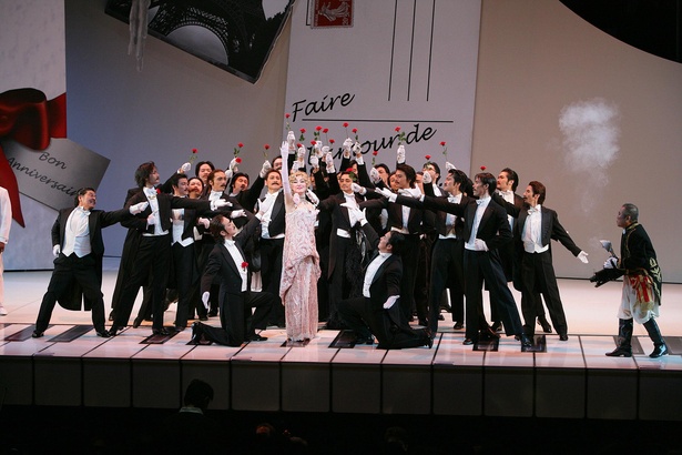 第1幕／ポンテヴェドロ国パリ大使館の大夜会で遺産目当てにハンナに群がる男たち※写真は2008年の上演時のもの