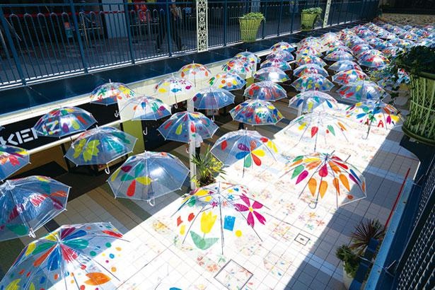 園児やワークショップ参加の子供たちによる花柄の傘が登場