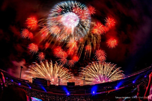 レーシングコースの夜空に大迫力の花火が咲き誇る