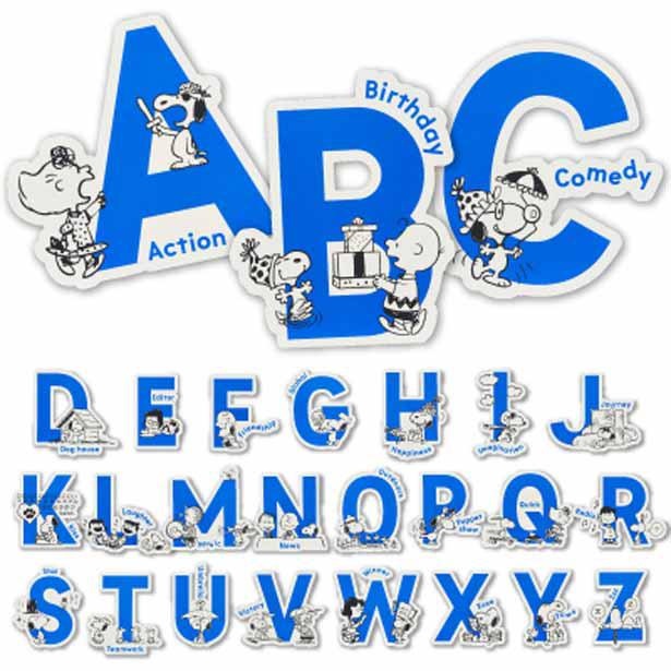 アルファベットと共に、PEANUTSの仲間たちがデザインされたステッカー。全26種類がラインアップ