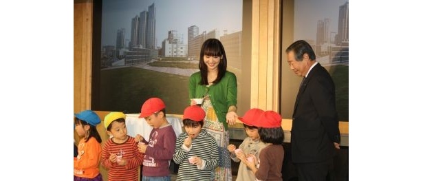 ガッキーが園児たちとサーターアンダギーをパクリ