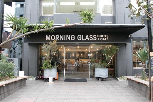 植物やベンチがある店先もオフィス街の憩いの場に/MORNING GLASS COFFEE＋CAFE