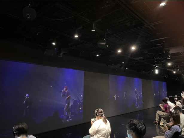 山口県「KDDI 維新ホール」にて配信を楽しむファン