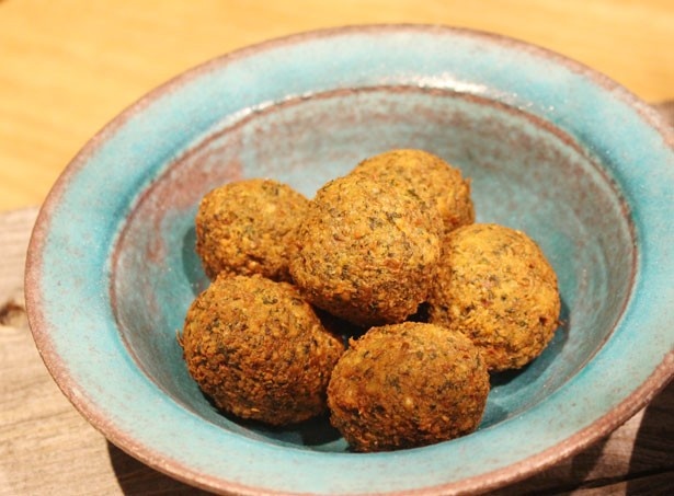 ひよこ豆にハーブやスパイスを加えて作る、コロッケに似た料理「ファラフェル」(680円)。ツブツブとした食感も楽しく、満足感が高い