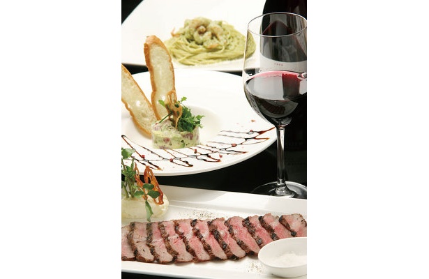 「スペイン産イベリコ豚の炭火焼き マルドンの塩を添えて」など