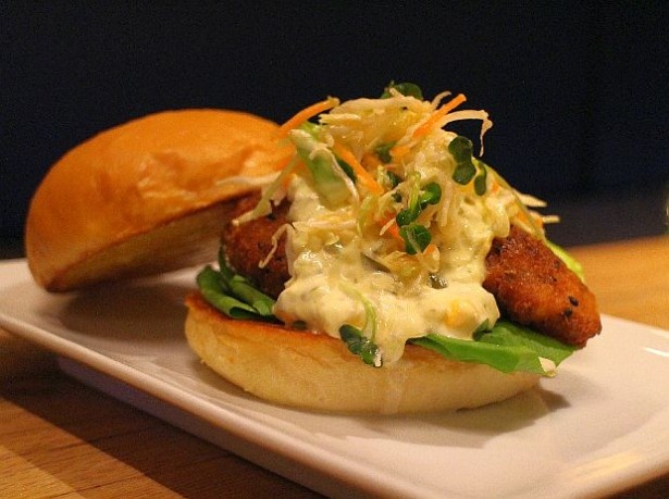 【写真を見る】こちらも日本限定メニュー！白身魚を使った「U-nami BURGER(ユウナミバーガー)」(1280円)