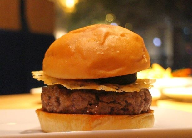 看板商品「UMAMI BURGER(ウマミバーガー)」(1380円)