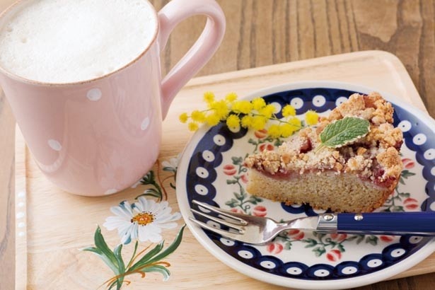 小麦粉不使用の「organic苺のクランブルケーキ」(500円)と「豆乳きなこオーレ」(530円)/cafe サルンポヮク