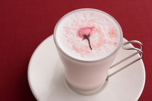 「甘酒」を使用した桜のホットミルク「甘桜(あまざくら)」(1000円)