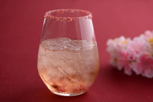 ワインを使用した桜のカクテル「香桜(こうざくら)」(1200円)