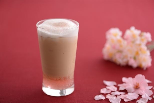 国産のさくらエキスを濃縮させたロイヤルミルクティー「紅桜(べにざくら)」(1000円)