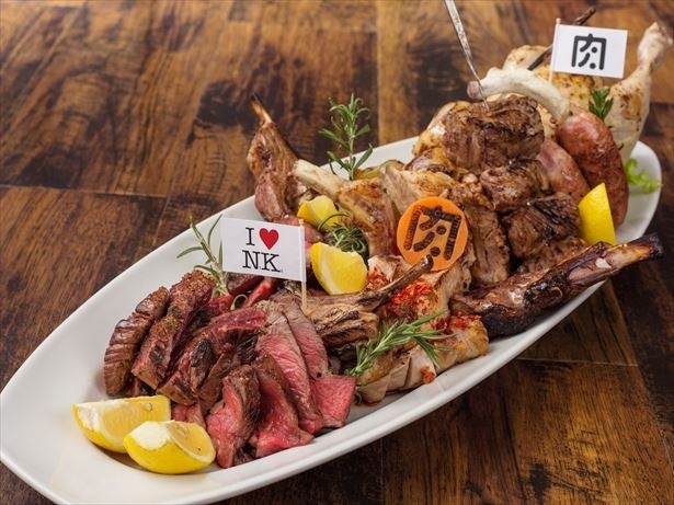 「大統領専用器(機) 肉盛りエアフォースワン」(税抜1万円)は「肉バル 肉ソン大統領 秋葉原店」にて楽しめる ※前日までに要予約