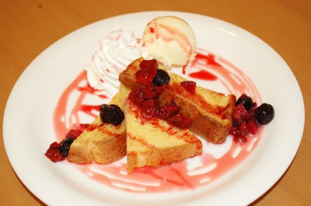 横浜美術館併設の｢Café 小倉山｣の人気メニュー｢ミックスベリーのフレンチトースト｣￥680