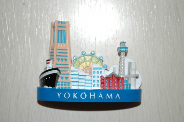 グッズショップで販売している、横浜の名所をモチーフにした｢ヨコハママグネット｣￥648 (横浜マリンタワー)