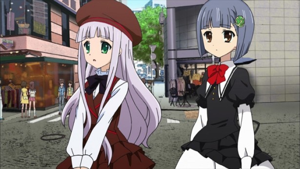 アリスとカズミが学校帰りに立ち寄る場所として描かれた｢横浜元町ショッピングストリート｣