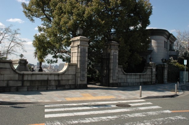3月から12月までの雨天を除く毎週土・日・祝日のみ公開している｢横浜外国人墓地｣。維持管理の募金に協力すると入苑できる