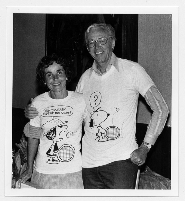 テニスのシーンがあしらわれた「ピーナッツ」のTシャツを着るシュルツ夫妻