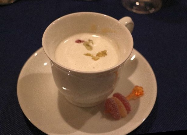 「ごぼうのクリームスープ グミピンチョスを添えて」